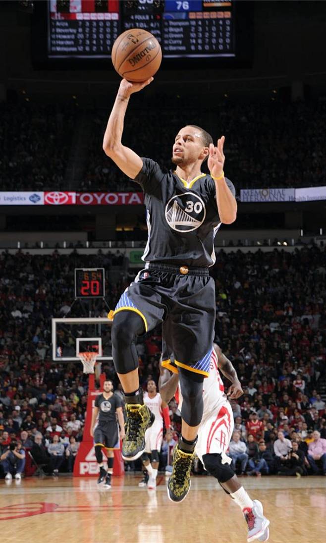 腾哈格为何四面楚歌？他当初不应该搞宫斗拿C罗当垫脚石