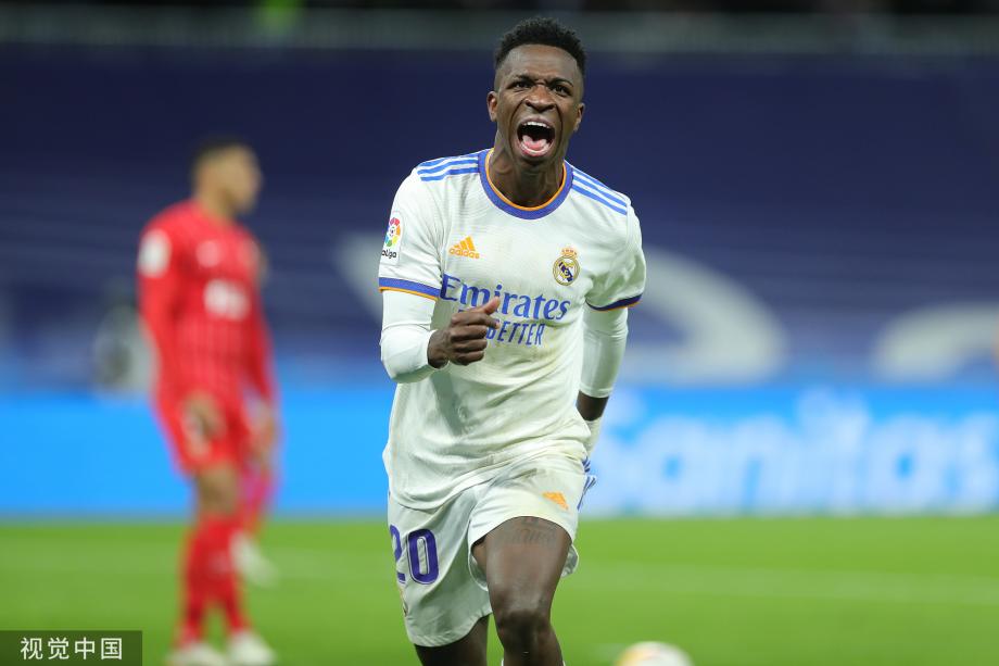 东契奇连晃晕休斯坦，后仰中投滑得手.